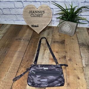 Baggallini crossbody purse gray/black camo